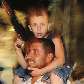 Menino carrega arma de brinquedo durante a celebração do Hamas