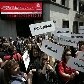 Funcionários de diversas filiais do Comércio de SP protestam com placa de sua região e apitos
