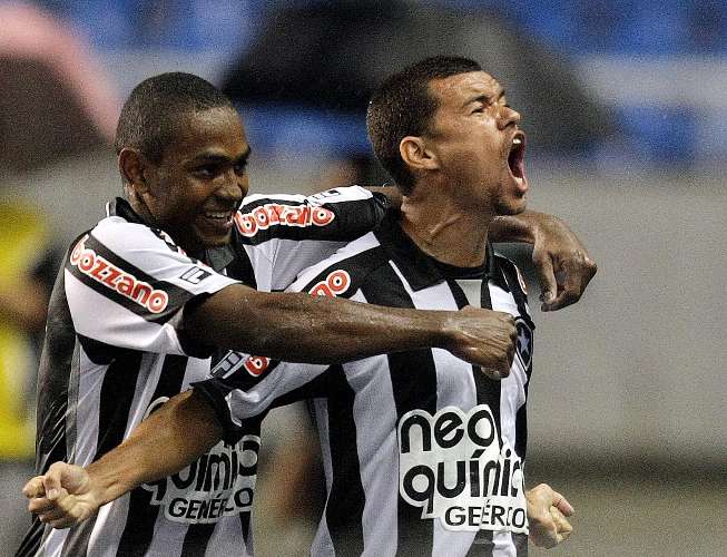 Marcelo Cordeiro comemora o gol do triunfo do Botafogo sobre o Vitória