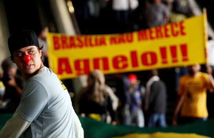 Brasileiros protestam contra a corrupção neste feriado 