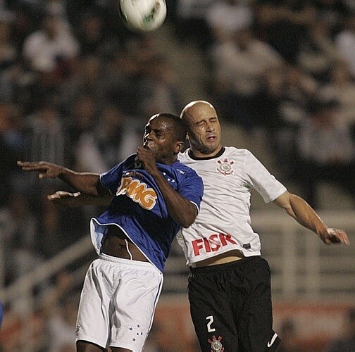 Paulinho marca no final e Corinthians bate Cruzeiro