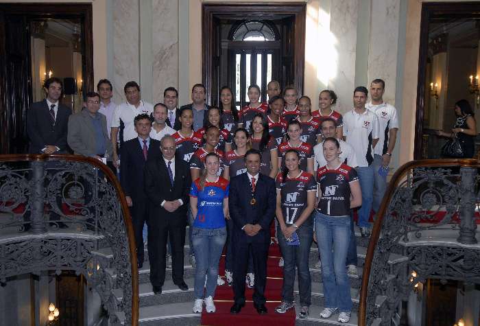 O governador Aécio Neves posa com o time feminino de vôlei do Mackenzie, em Belo Horizonte (MG)
