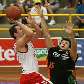 Rogério, do Vivo/Franca, salta para encestar a bola contra o Bauru, no NBB