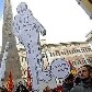 Manifestantes exibem  cartaz com os cortes planejados pelo governo de Silvio Berlusconi