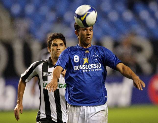 Henrique, do Cruzeiro, disputa bola com Lúcio Flávio, do Botafogo