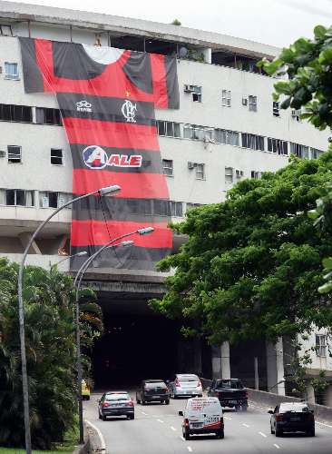 Bandeira/camisa de 210 m quadrados em homenagem ao Flamengo é hasteada no prédio do Minhocão, no Rio