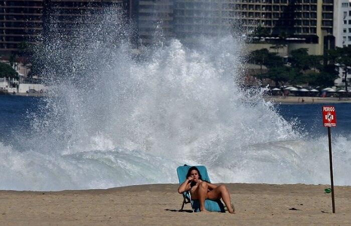 Ressaca tem ondas de até 3 metros nas praias do Rio