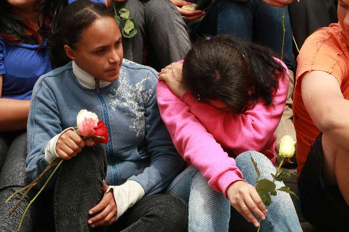 Amigos aguardam início do velório de Eloá no Cemitério Santo André