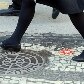 Bueiro com adesivo na rua Visconde de Pirajá, em Ipanema, zona sul do Rio de Janeiro