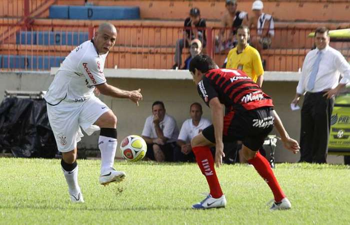 Ronaldo marca, e Corinthians vence o Ituano por 2 a 0