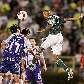 Willams, do Palmeiras, cabeceia a bola antes de Eguno