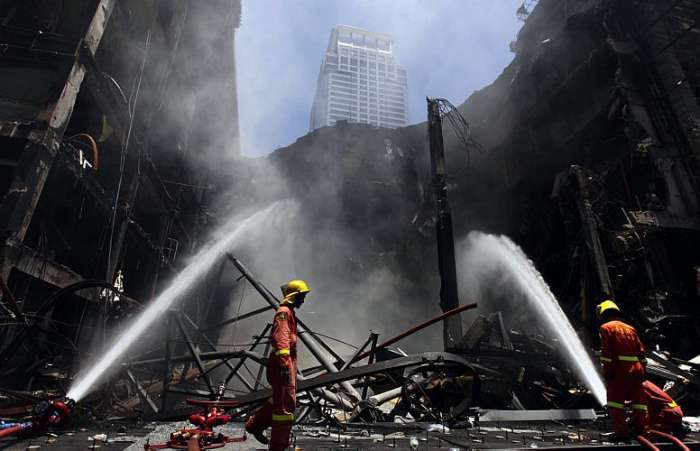 Camisas vermelhas incendeiam shopping em Bangcoc e bombeiros tentam conter o fogo