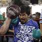 O filipino Manny Pacquiao soca luva do técnico em treino para luta pela decisão dos meio-médios