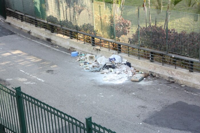 Lixo e entulho e até um vaso sanitário na saída do elevado para o largo do Arouche.12/09/2011
