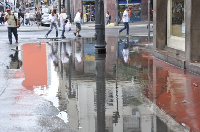 Calçada na rua Florêncio de Abreu centro de São Paulo alagada com a chuva.14/11/2011