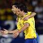 Nilmar marca e recebe abraço de Elano na vitória da seleção brasileira