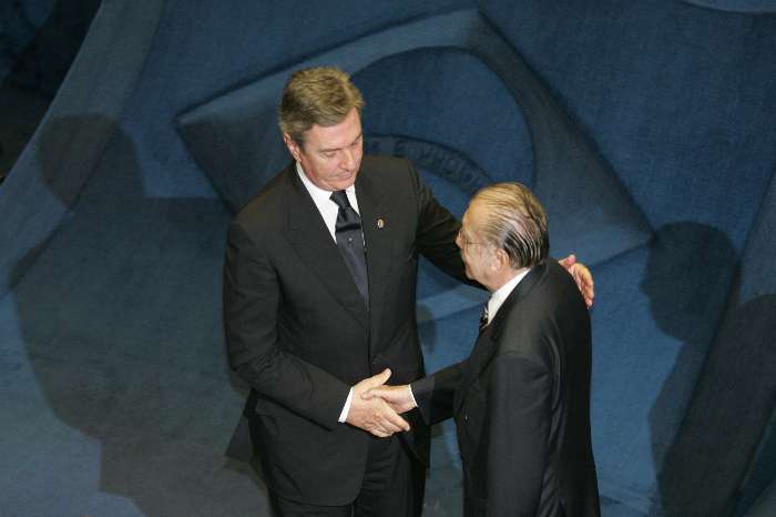 Após o discurso, Sarney recebeu os cumprimentos de Fernando Collor