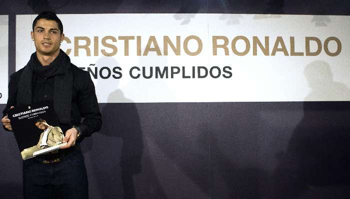 Cristiano Ronaldo exibe sua biografia, Sonhos Cumpridos, em cerimônia no Estádio Santiago Bernabéu