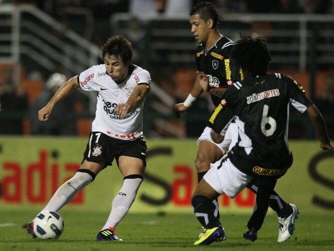 Willian em ação em Corinthians 0 x 2 Botafogo no Pacaembu
