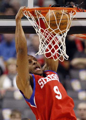 Andre Igoudala, do Philadelphia 76ers, enterra a bola na cesta na partida contra o Toronto Raptors