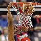Andre Igoudala, do Philadelphia 76ers, enterra a bola na cesta na partida contra o Toronto Raptors