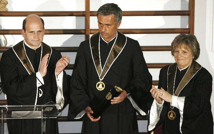 José Mourinho recebe título de doutor em Universidade de Lisboa