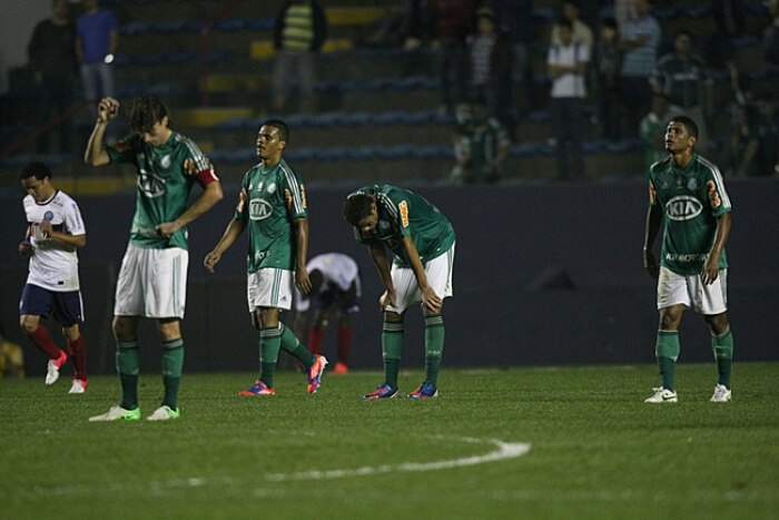 Palmeiras recebe Bahia, pressiona, mas acaba derrotado por 2 a 0.
