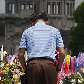 Flores e rezas no Memorial da Paz, em Hiroshima; ataque de bomba nuclear completará 65 anos
