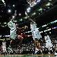 Tony Allen e Shelden Williams, do Celtics, tentam impedir a bandeija de Kyle Lowry, do Rockets