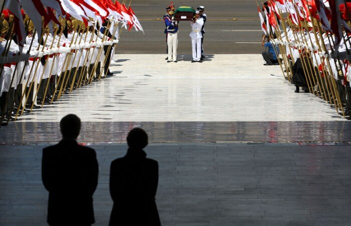 Corpo do ex-presidente, José Alencar, é levado pela rampa do Palácio do Planalto