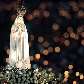 Detalhe da Virgem de Nossa Senhora de Fátima na tradicional procissão com velas em Portugal Detalhe da Virgem de Nossa Senhora de Fátima na tradicional procissão com velas em Portugal