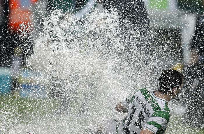Patrick Kavanagh, do Shamrock Rovers, dá carrinho em parte alagada do campo