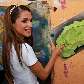 Ela também ajudou a pintar uma parede do Beco da Vila, que é todo grafitado
