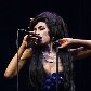 Amy Winehouse, apresentando-se no festival Glastonbury, em 2008 Amy Winehouse, apresentando-se no festival Glastonbury, em 2008
