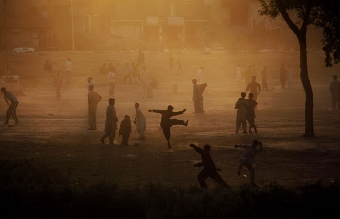 Paquistaneses se juntam para jogar cricket ao pôr-do-sol em Islamabad