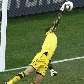 O goleiro Stekelenburg, destaque da Holanda, faz defesa e evita o segundo gol brasileiro