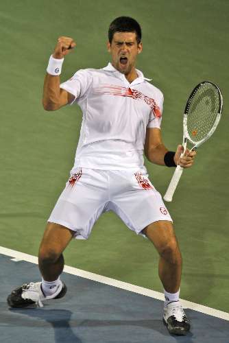 O sérvio Novak Djokovic comemora vitória sobre Marcos Baghdatis nas semifinais em Dubai