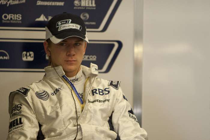 Nico Hulkenberg observa mecânicos enquanto espera para treino com a Williams, na Espanha