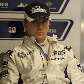 Nico Hulkenberg observa mecânicos enquanto espera para treino com a Williams, na Espanha
