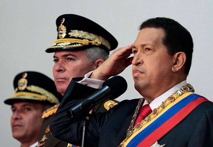 No palácio presidencial, Hugo Chávez - que voltou ao país na segunda-feira, gesticula