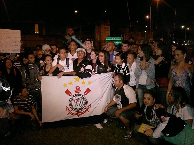 Confira imagens do embarque e desembarque do Corinthians após a primeira partida contra o Boca
