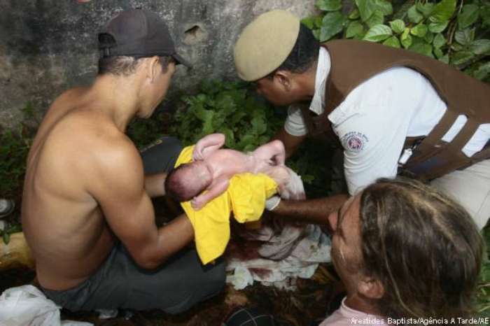 Um bebê recém-nascido é encontrado por um gari em uma caixa de papelão em Salvador