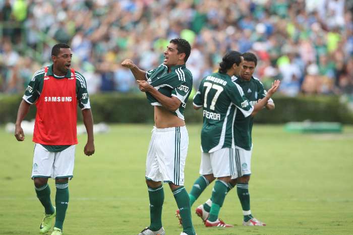 Diego Souza mostra a camisa para a torcida após marcar um gol do meio-campo 