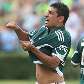 Diego Souza mostra a camisa para a torcida após marcar um gol do meio-campo 