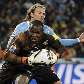 Forlan tenta finalizar, mas o goleiro de Gana, Richard Kingson, segura a bola e o placar do jogo