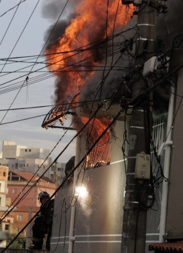 Bombeiros lutam para combater fogo em empresa na zona norte de SP