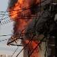 Bombeiros lutam para combater fogo em empresa na zona norte de SP Bombeiros lutam para combater fogo em empresa na zona norte de SP