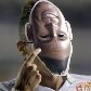 Neymar comemora seu gol com uma máscara distribuída no estádio para os torcedores e é expulso