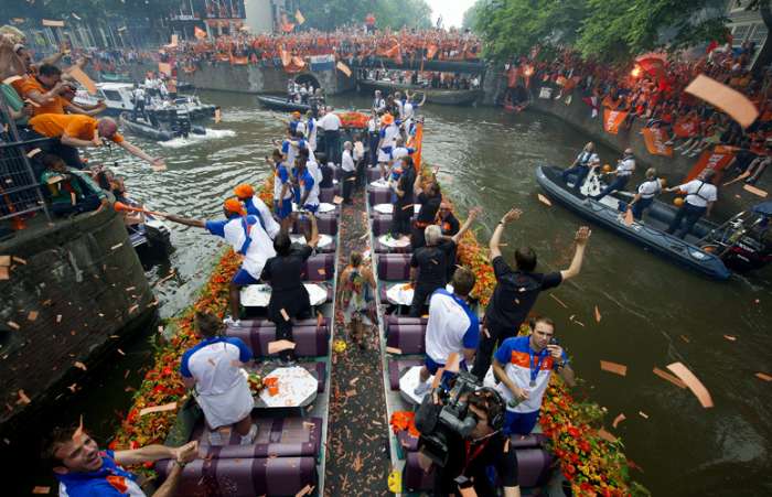 Jogadores holandeses são saudados em Amsterdam, após a conquista do vice-campeonato na Copa 2010