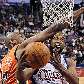 Baron Davis, do Clippers, tenta o arremesso contra a marcação de Anthony Tolliver, do Warriors